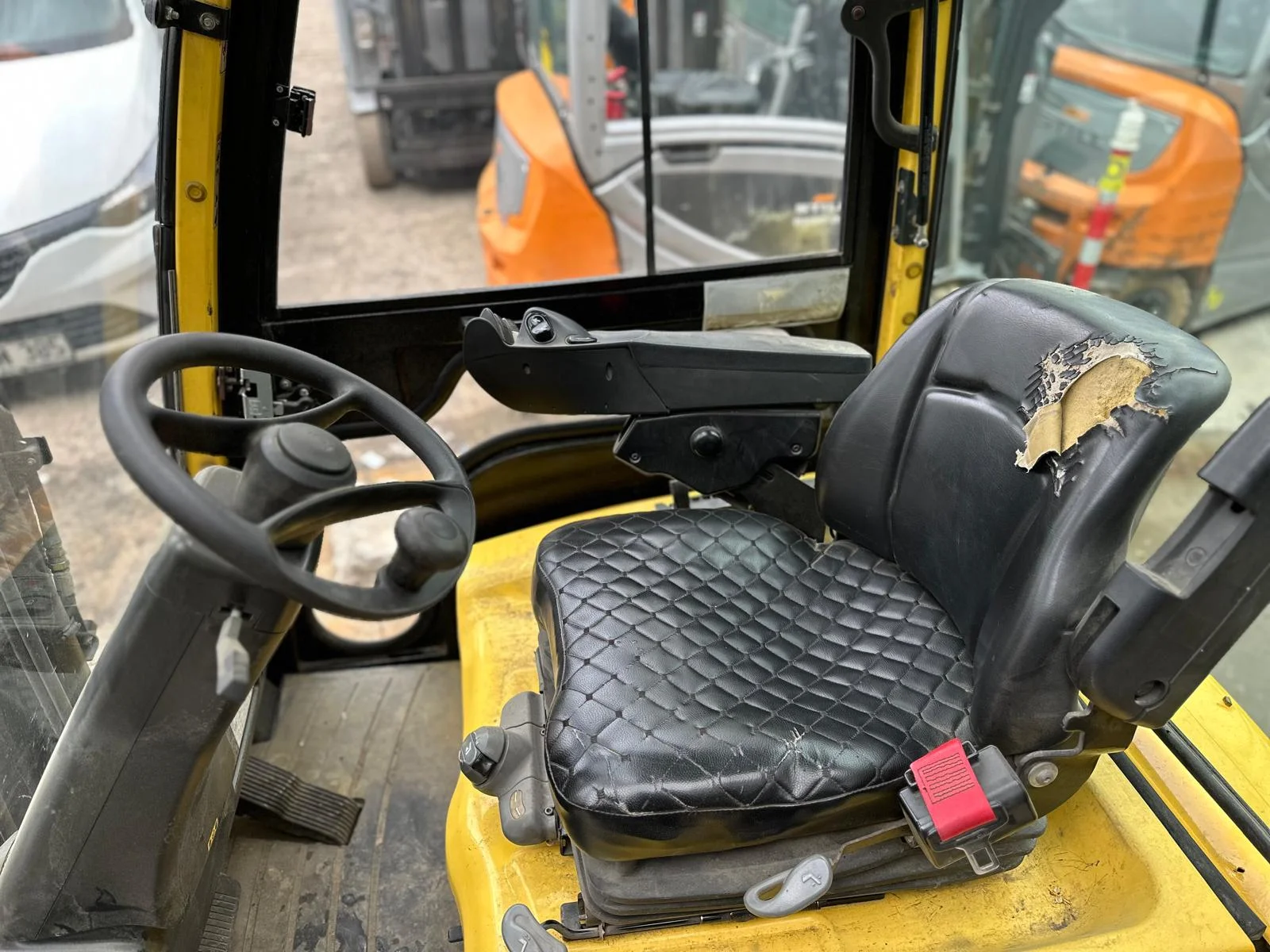 HYSTER J1.6 SWB - KABİNLİ- TRIPLEKS - 1.6 TON